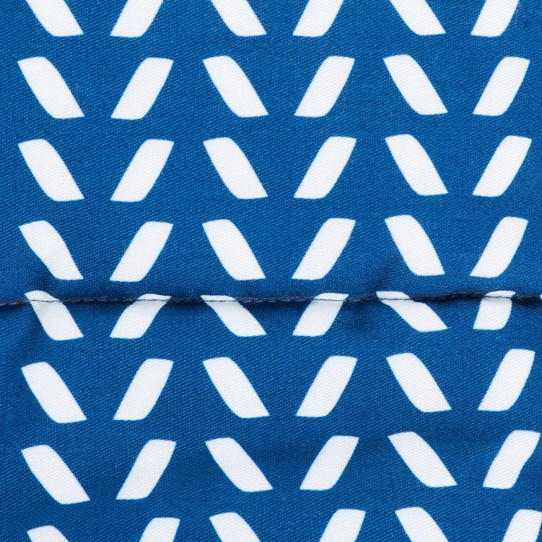 Frisco Herringbone Small Pet Plush Round Cuddler 3 Frisco Herringbone Small Pet Plush Round Cuddler - Image 3