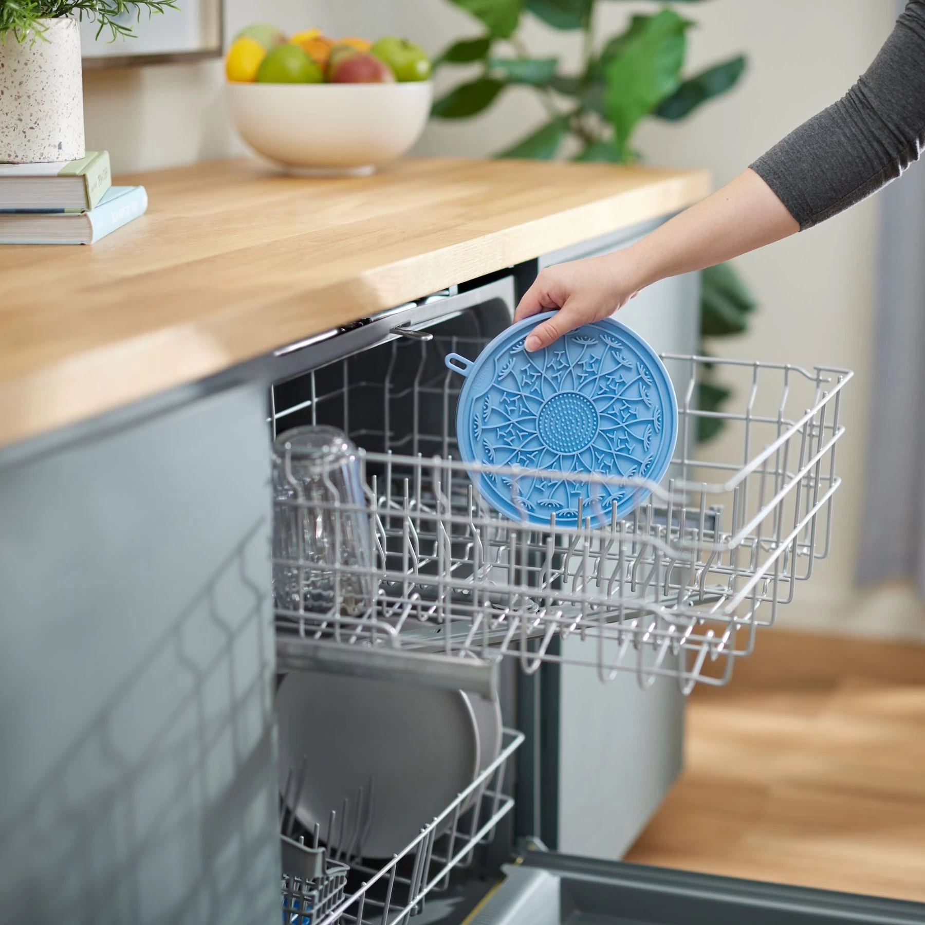 Frisco Non-skid Flower Silicone Dog & Cat Lick Mat, Blue 5 Frisco Non-skid Flower Silicone Dog & Cat Lick Mat, Blue - Image 5